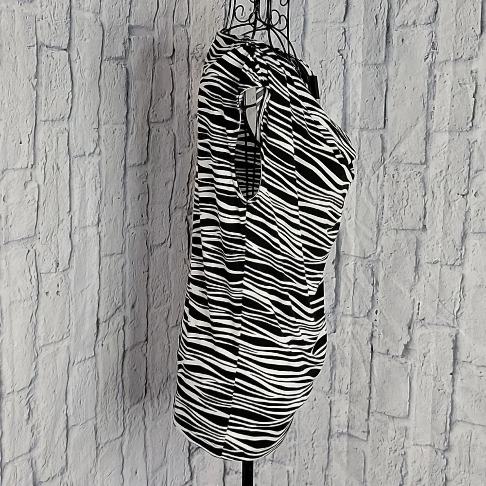 MICHAEL KORS Black and White Sleeveless Blouse PS‎
